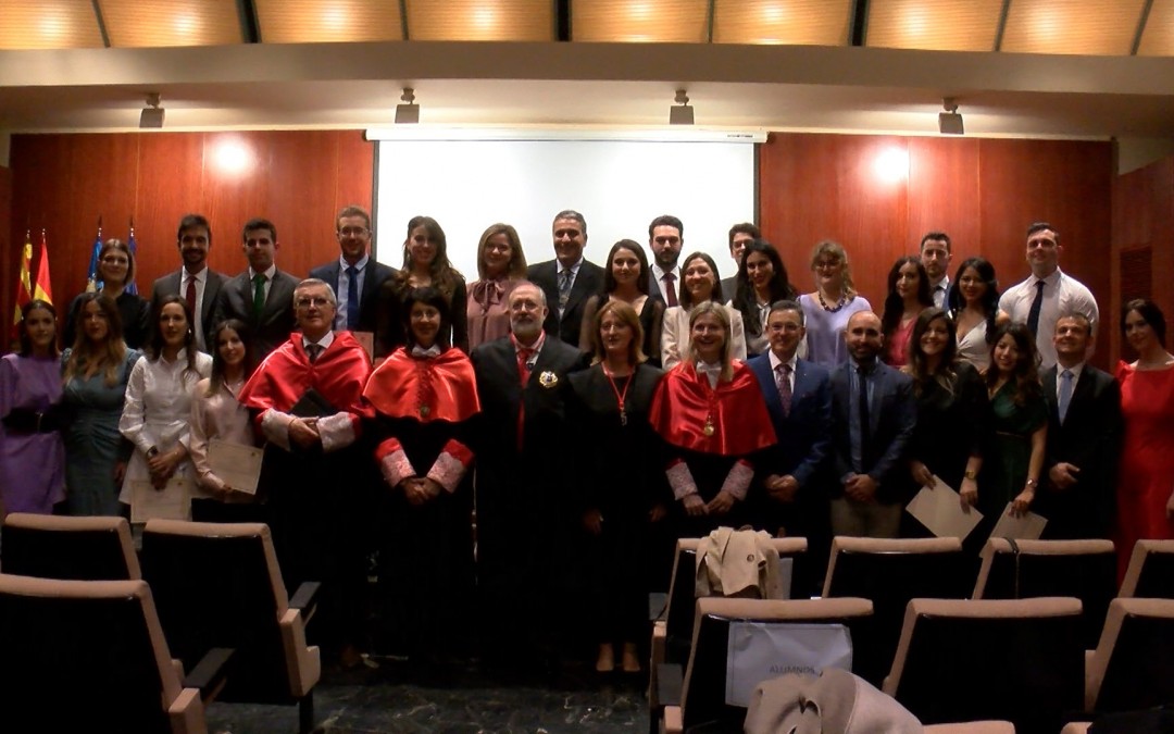 Solemne acto de graduación de la VII promoción del Máster universitario en abogacía UMH-ICAE (Galería de fotos)