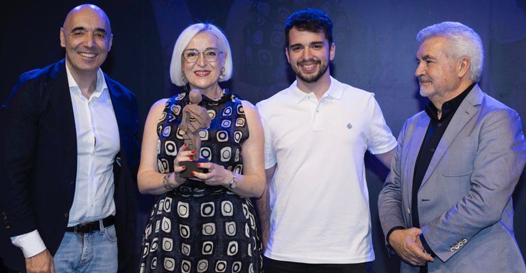 La profesora Nuria Reche, galardonada en los Premios Vivofácil 2024