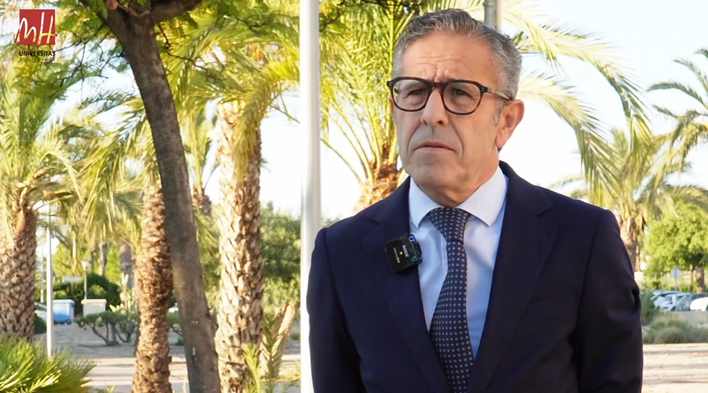 Agustín Valero Maciá analiza la seguridad jurídica y la inteligencia artificial en el Máster en Abogacía y Procura de la UMH